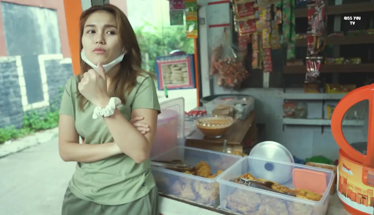 Sesampainya di lokasi, Ayu menceritakan tentang nasi uduk langganannya itu. Ia pun membeli beberapa lauk yang harganya masih tergolong murah. (YouTube qiss yu TV)