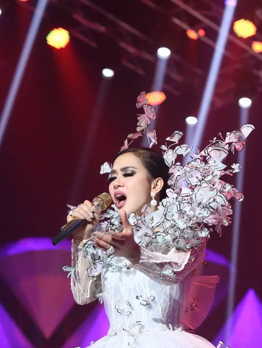 Dalam konsernya ini, Syahrini berduet dengan beberapa penyanyi lain diantaranya dengan Melly Goeslaw, Bian D'Bagindas, Cakra Khan, boy band CJR, dan masih banyak lagi. (Andy Masela/Bintang.com)