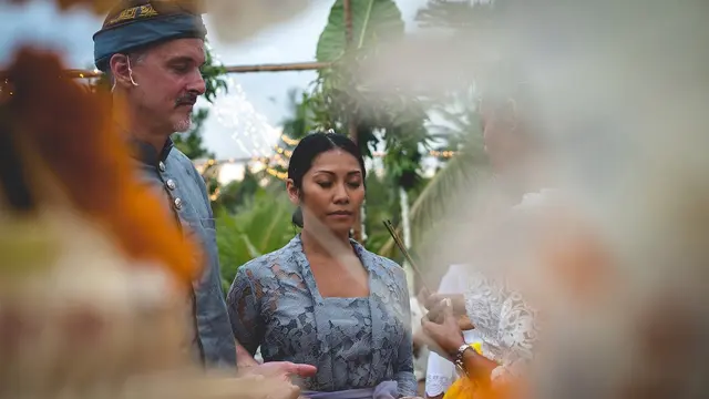 7 Momen Romantis Anggun C Sasmi dan Suami, Rayakan Ulang Tahun Pernikahan di Bali