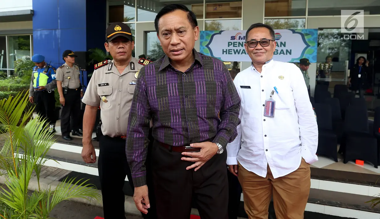 Direktur Utama Indosiar Komjen Pol (Purn) Imam Sudjarwo (tengah) hadir pada acara penyerahan hewan qurban jelang Hari Raya Idul Adha 2017, di Studio 5 Indosiar, Jakarta, Kamis (31/08). (Liputan6.com/Johan Tallo)