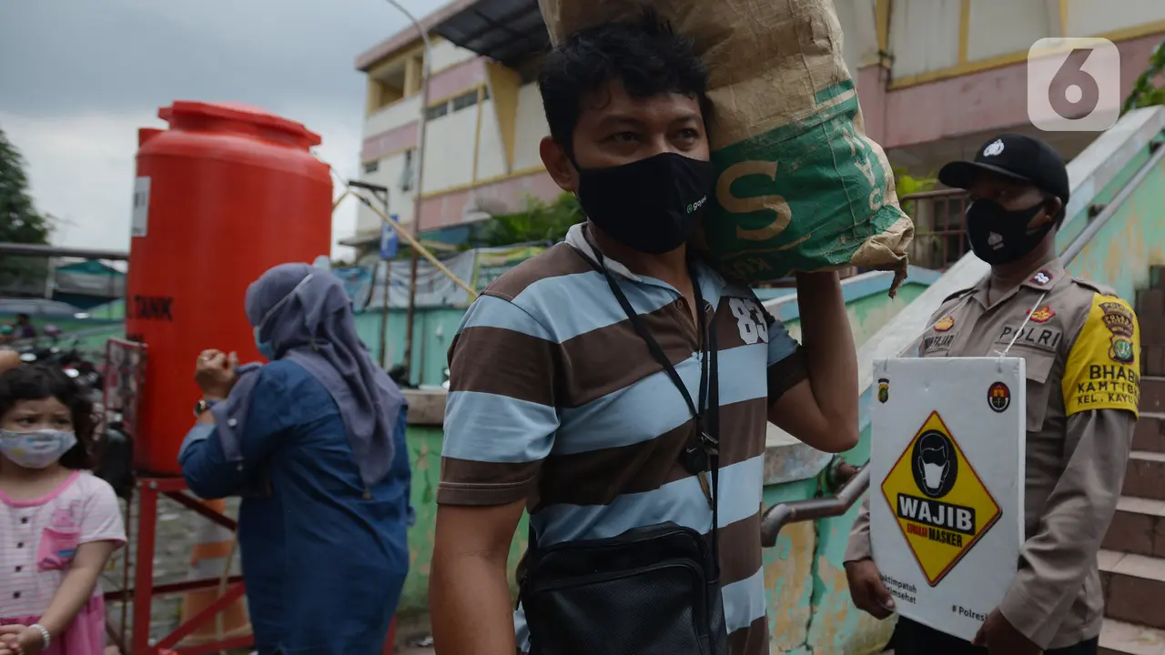 Bagi-Bagi Masker di Pasar Palmeriam