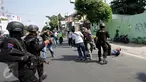 Pasukan Brimob Polda DIY mengamankan sejumlah warga Papua yang melakukan demonstrasi di depan Asrama Mahasiswa Papua di Yogyakarta, Jumat (15/7). Mereka menggelar aksi menuntut kemerdekaan Papua. (Liputan6.com/Boy Harjanto)