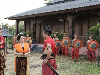 Aktor Adjie Pangestu dan aktris Meriam Bellina saat melakukan syuting Saur Sepuh di kawasan Cibinong, Jawa Barat, Rabu (2/8). Sinetron laga kolosal Saur Sepuh ini berawal dari sandiwara atau drama radio di era 80-an. (Liputan6.com/Herman Zakharia)