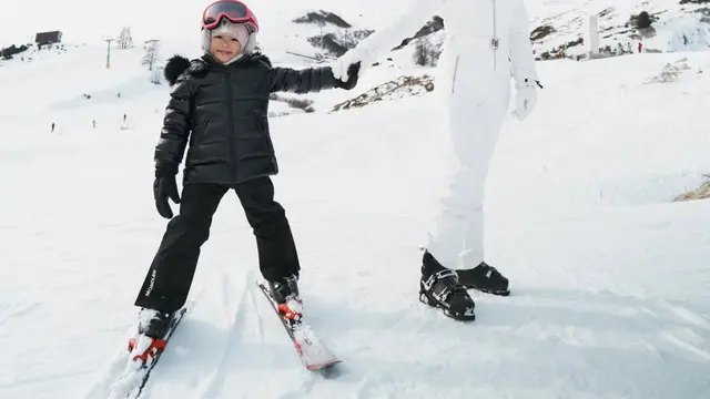 Gaya Modis Shandy Aulia Main Ski Serasi di Tengah Hamparan Salju Swiss