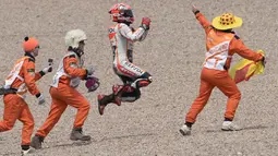 Bak berlari dan melompat seperti kelinci, Marquez merayakan kemenangannya di Sirkuit Sachsenring, Jerman. (AFP/Robert Michael)