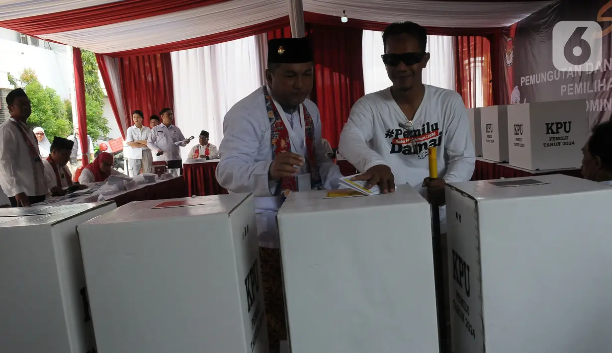 Adapun untuk pemilih disabilitas yang memerlukan pendampingan, akan dibantu oleh Petugas Pengamanan (PAM) TPS. (merdeka.com/Imam Buhori)