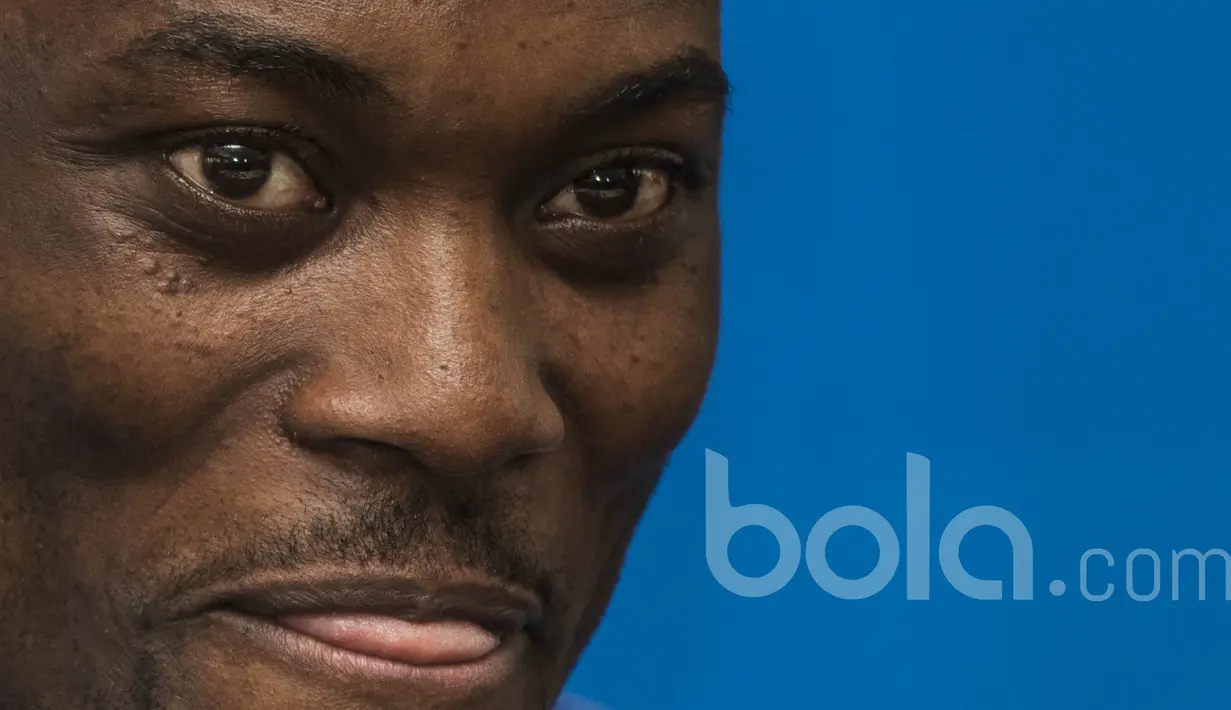 Gelandang Persib Bandung, Michael Essien, menghadiri jumpa pers. Bermain untuk Pangerang Biru, pesepak bola 34 tahun itu mendapatkan gaji mencapai 9,5 miliar selama satu musim di luar tempat tinggal dan kendaraan. (Bola.com/Vitalis Yogi Trisna)