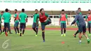 Pemain naturalisasi, Ezra Walian (tengah) menerima arahan pelatih fisik saat pemanasan bersama Timnas Indonesia U-22 jelang latihan resmi laga persahabatan melawan Myanmar di Stadion Pakansari, Kab Bogor, Senin (20/3). (Liputan6.com/Helmi Fithriansyah)