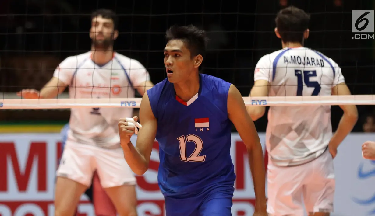 Pemain voli putra Indonesia, Rivan Nurmulki merayakan poin saat melawan Iran di Perempat Final Kejuaraan Voli Asia 2017 di GOR Tri Dharma, Gresik, Minggu (30/7). Indonesia menang 3-2 (18-25, 18-25, 25-23, 25-24, 15-11). (Liputan6.com/Helmi Fithriansyah)