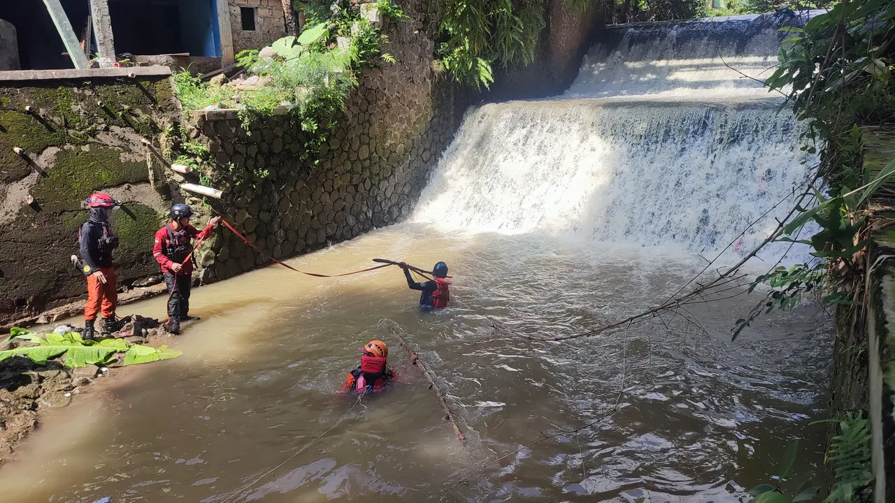 Pencarian pemotor terseret arus banjir di Jalan Dadali Kota Bogor