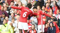 Gelandang Manchester United Paul Pogba merayakan gol ke gawang Leicester City pada laga di Old Trafford, Manchester, Sabtu (24/9/2016). (AFP/Anthony Devlin)