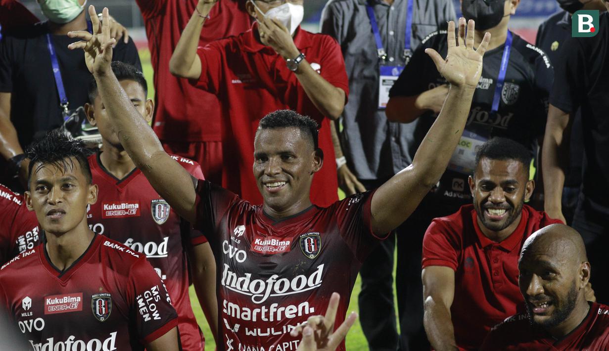 Ini merupakan rekor tersendiri mengingat tak ada satupun tim yang pernah melakukannya sejak Liga Indonesia bergulir di musim 1994/95. (Bola.com/M Iqbal Ichsan)