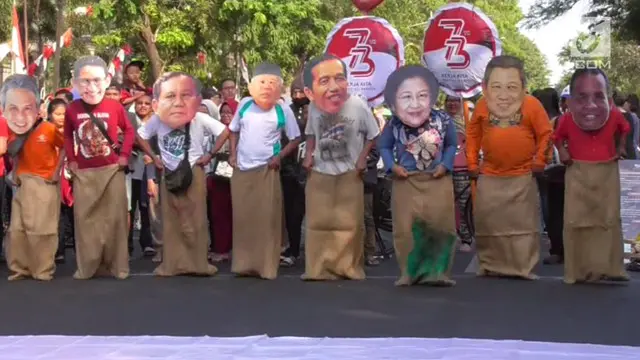 Para warga Solo, Jawa Tengah gunakan topeng para tokoh nasional pada lomba balap karung dalam menyambut HUT RI ke-73.