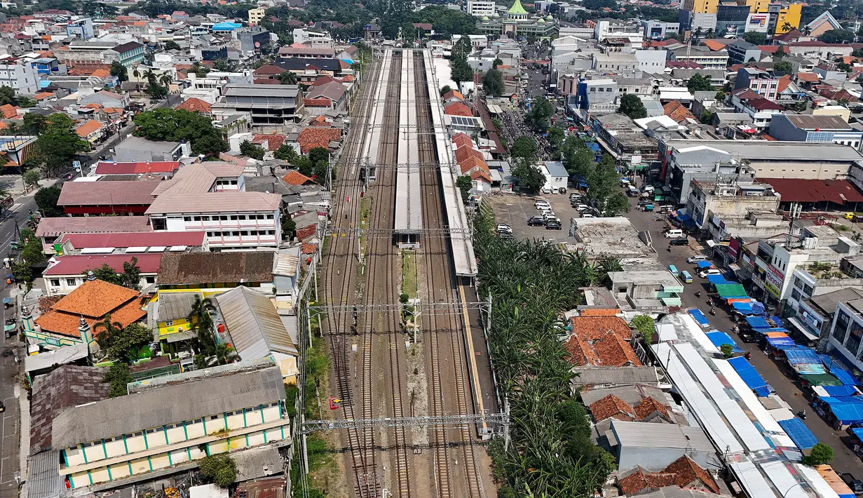 Foto dari udara memperlihatkan suasana di Stasiun Tangerang, Kota Tangerang, Banten, Senin (16/9/2024). (merdeka.com/Arie Basuki)