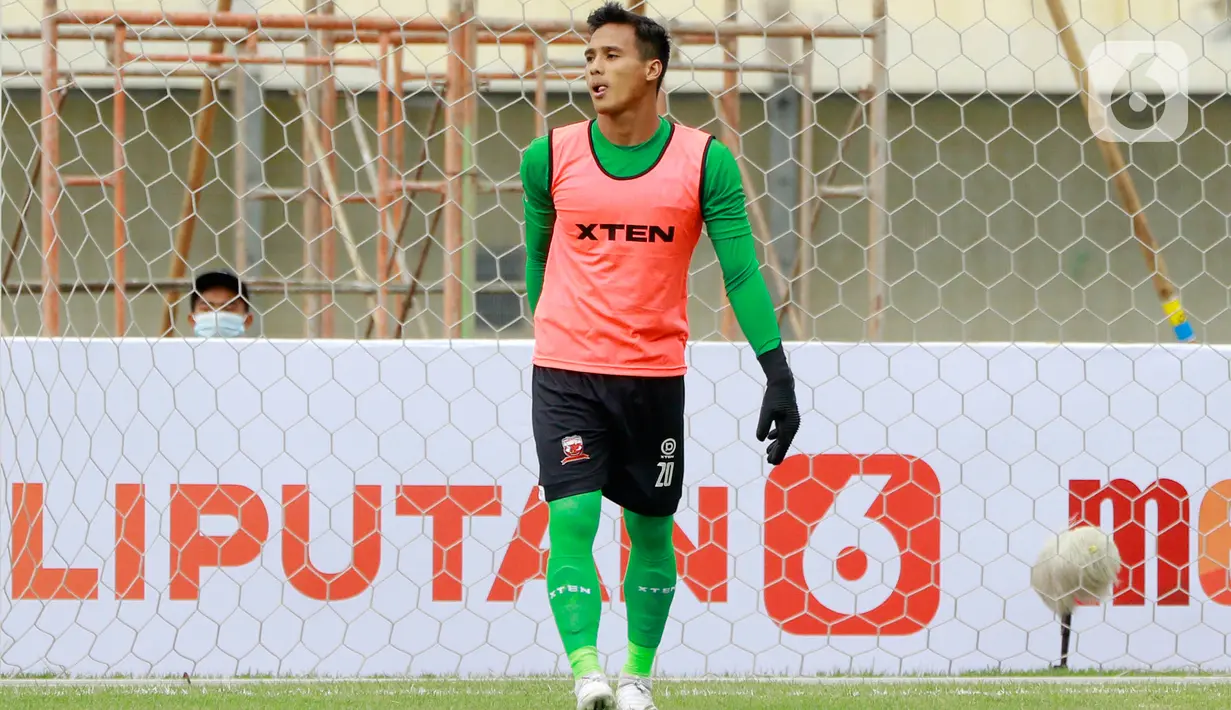 Kiper Madura United Muhammad Ridho Ketika menghadapi PSS Sleman pada Grup C Piala Menpora 2021 di Stadion Si Jalak Harupat, Bandung, Selasa (23/3/2021) sore WIB. Penampilan berbeda Ridho itu pun viral dan menjadi bahan perbincangan warganet di media sosial. (Bola.com/M Iqbal Ichsan)