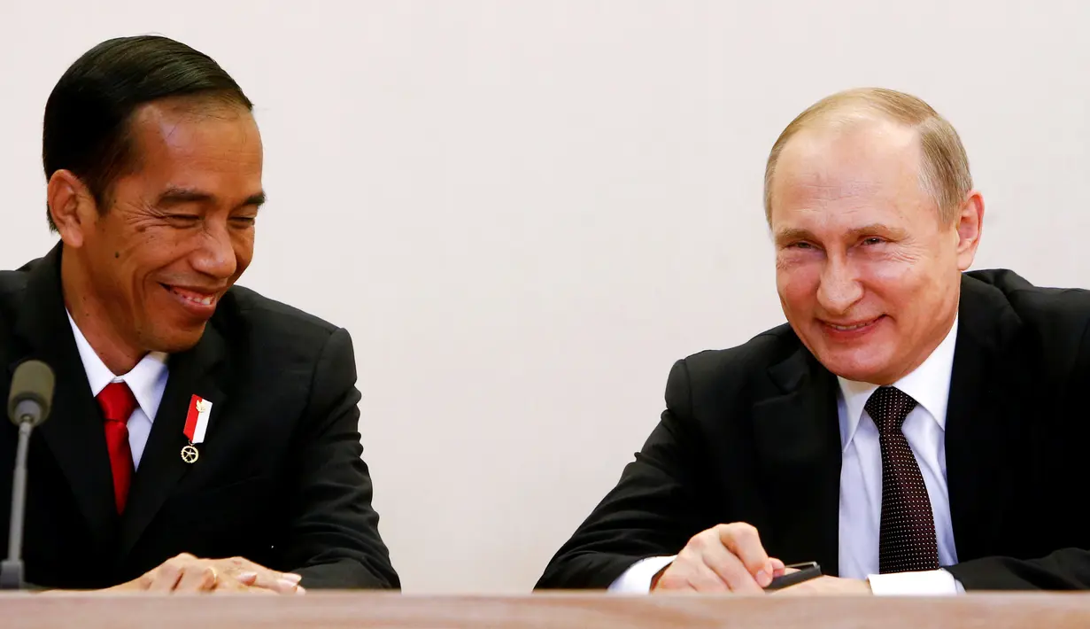 Presiden Joko Widodo (Jokowi) dan Presiden Rusia, Vladimir Putin (kanan) menghadiri upacara penandatanganan seusai pertemuan di Sochi, Rusia, Rabu (18/5). Keduanya melakukan pertemuan bilateral sebelum KTT ASEAN-Rusia. (REUTERS/Sergei Karpukhin)