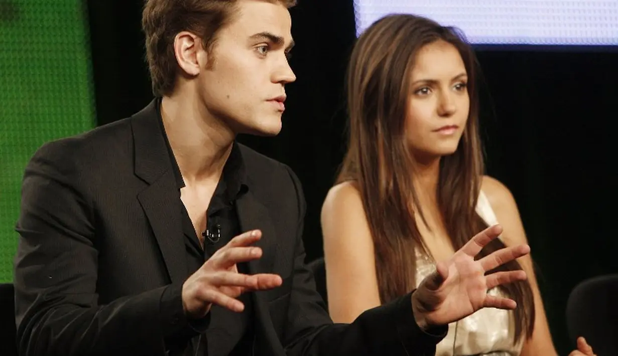 Tak ada yang lebih menyenangkan hati penggemar selain melihat bersatunya Elena dan Stefan dalam satu ruangan lagi bukan? (KEVIN WINTER / GETTY IMAGES NORTH AMERICA / AFP)