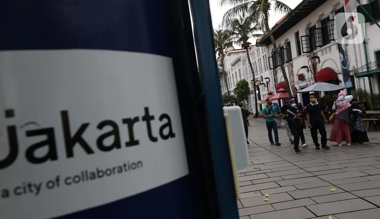 Pengunjung berjalan-jalan di kawasan wisata Kota Tua Jakarta, Minggu (4/4/2021). Libur panjang perayaan Paskah 2021 dimasa pemberlakuan PPKM Berskala mikro dimanfaatkan sejumlah warga untuk berwisata di kawasan Kota Tua Jakarta. (Liputan6.com/Helmi Fithriansyah)