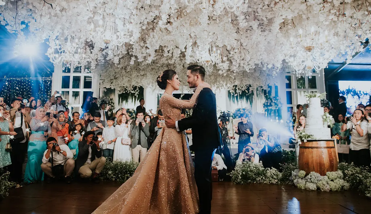 Tepat Hari Kartini, pasangan Syahnaz Sadiqah dan Jeje Govinda meresmikan hubungannya. Pernikahan romantis digelar di  di Pine Hill Cibodas, Bandung, Jawa Barat. (Instagram/syahnazs)