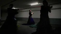Sekelompok siswa flamenco menari di garasi parkir bawah tanah setelah kelas studio mereka terganggu oleh sirene serangan udara yang memperingatkan datangnya rudal dari Iran, di Tel Aviv, Israel, Senin 30 Maret 2026. (AP Photo/Ohad Zwigenberg)