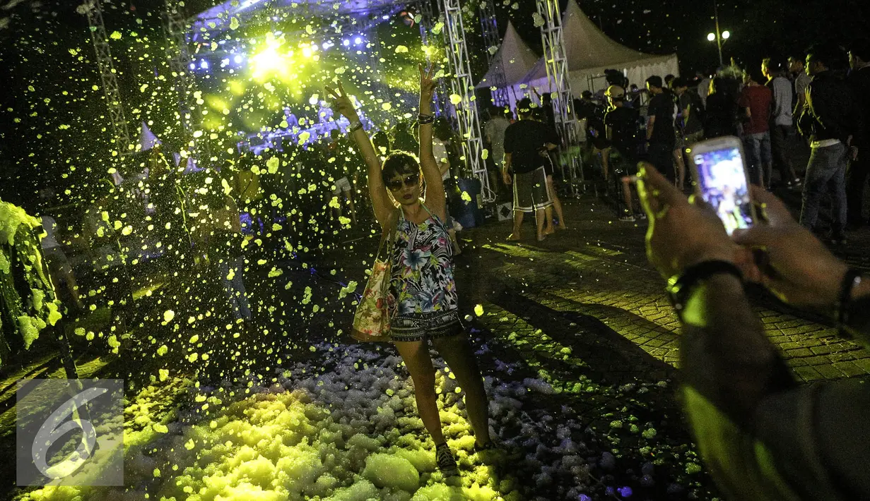 Peserta wanita berpose saat acara Foam Party di Pantai Festival Ancol, Jakarta, Minggu (2/8/2015). Event musik dengan nuansa busa tersebut diramaikan dengan aksi para DJ ternama. Liputan6.com/Faizal Fanani)