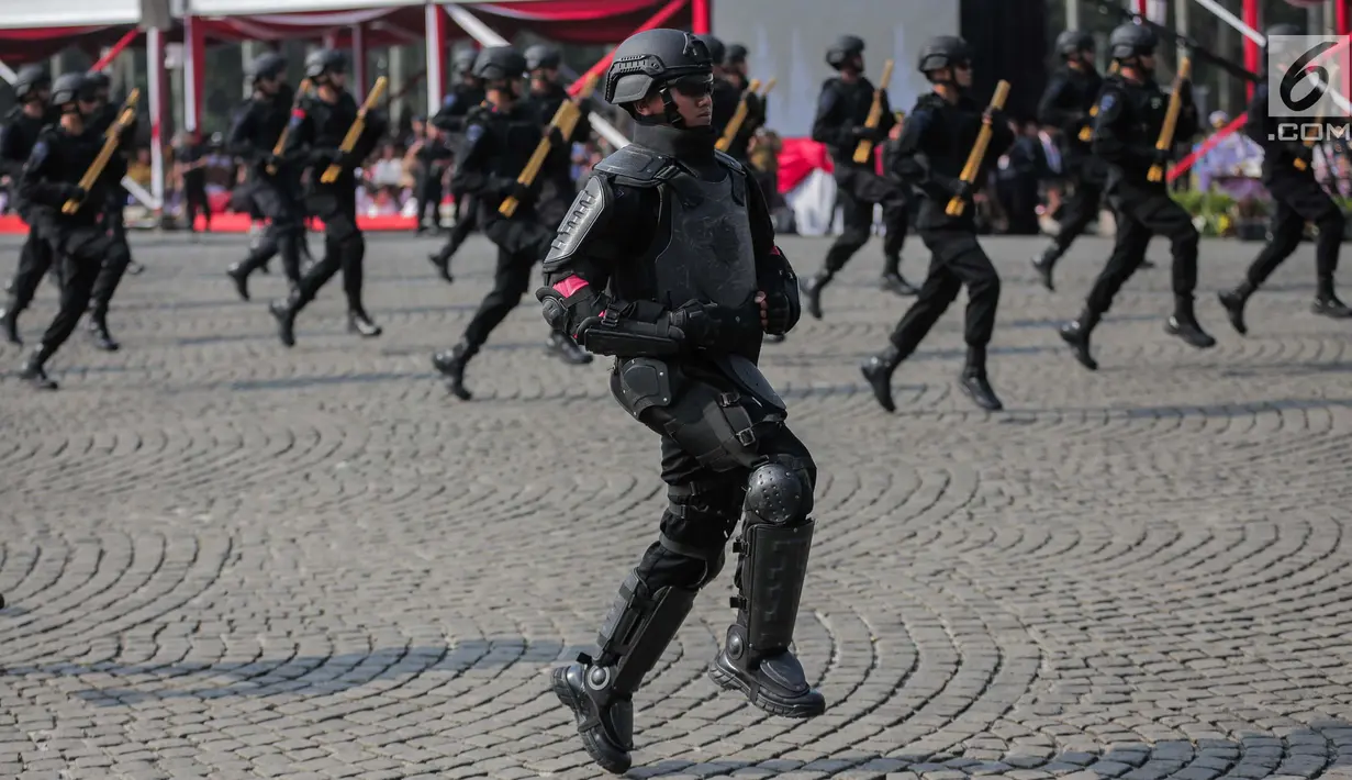 Eskrima Brimob bersiap melakukan aksi bela bela diri dalam HUT ke-73 Bhayangkara di Monas, Jakarta, Rabu (10/7/2019). HUT ke-73 Bhayangkara ini bertemakan ‘Dengan Semangat Promoter, Pengabdian Polri untuk Masyarakat, Bangsa dan Negara. (Liputan6.com/Faizal Fanani)