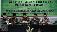 Wakil Ketua Umum MUI Zainut Tauhid Sa'adi (tengah) membacakan sikap resmi atas tudingan-tudingan yang dilancarkan kepada KH Ma'ruf Amin dalam persidangan ke delapan kasus penodaan agama, di Gedung MUI, Jakarta, Kamis (2/2). (Liputan6.com/Faizal Fanani)