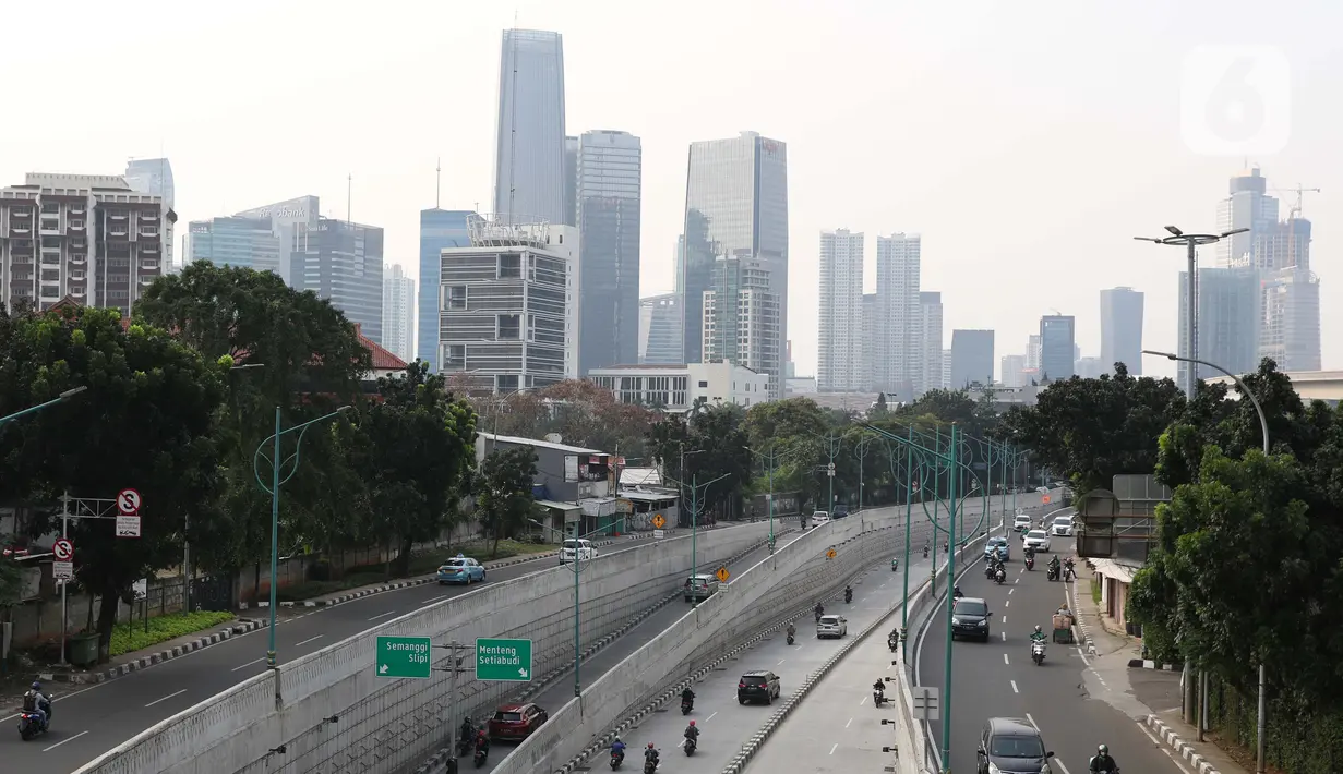 Pengendara melintasi kawasan Mampang Prapatan, Jakarta, Sabtu (6/6/2020). Pemprov DKI Jakarta mengeluarkan Pergub nomor 51 Tahun 2020 yang didalamnya mengatur pembatasan kendaraan dengan rekayasa ganjil-genap untuk sepeda motor dan mobil. (Liputan6.com/Helmi Fithriansyah)