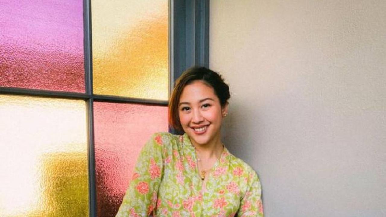 Sherina Munaf Kenakan Kebaya dan Kain Batik Berwarna Hijau. (Instagram/sherinasinna)