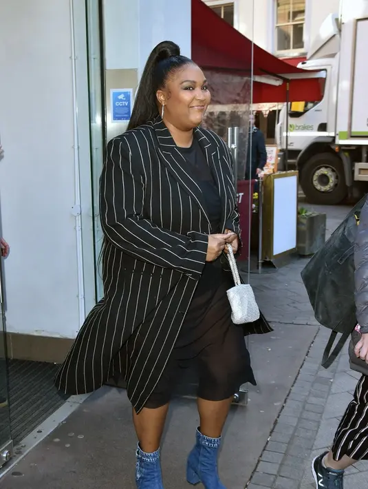 Coat yang ini terinspirasi dari tren pakaian pria di tahun 90an. Coat ramah cuaca, terutama di musim hujan, dengan nuansa klasik yang khusus. Foto: Bustle.