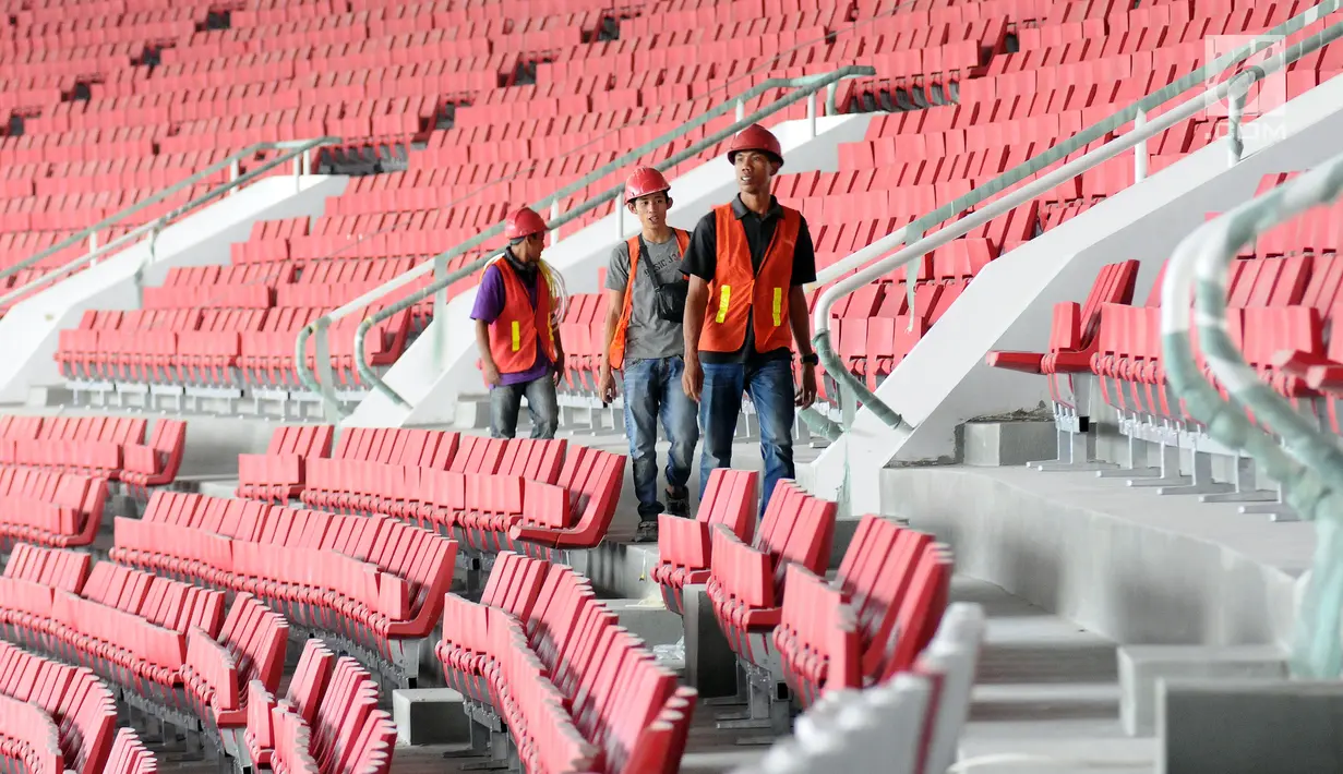 Pekerja mengecek kondisi bangku yang telah terpasang di Stadion Utama Gelora Bung Karno, Jakarta, Selasa (8/8). Hingga saat ini, renovasi telah mencapai sekitar 80% dan ditargetkan rampung pada akhir 2017. (Liputan6.com/Helmi Fithriansyah)
