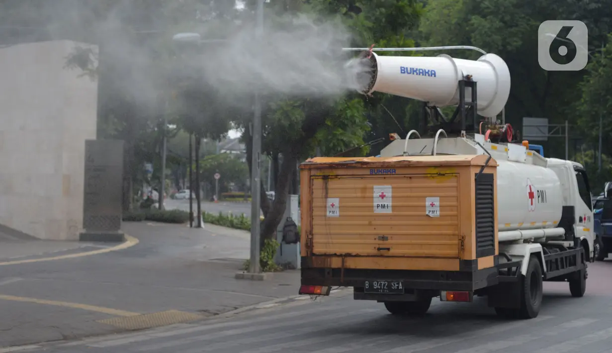 Mobil Gunner Spraying PMI menyemprotkan cairan disinfektan di jalan protokol kawasan Jakarta, Selasa (13/7/2021). Penyemprotan dengan mobil gunners spraying yang mampu menjangkau lebih dari 10 meter ini guna menekan dan mencegah penyebaran COVID-19. (merdeka.com/Imam Buhori)