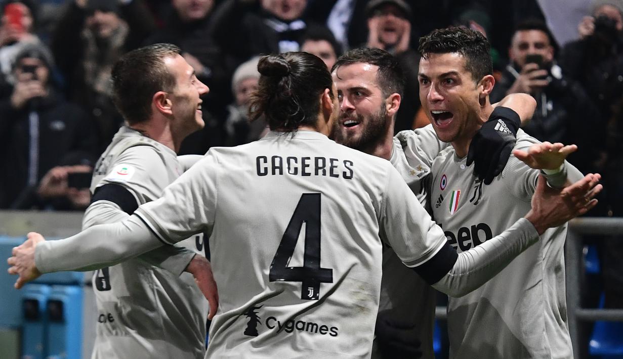 Perayaan pemain Juventus saat Ronaldo mencetak gol pada laga lanjutan Serie A yang berlangsung di stadion Mapei, Reggio Emilia, Senin (11/2). Juventus menang 3-0 atas Sassuolo. (AFP/Miguel Medina)