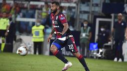 Pemain Cagliari, Joao Pedro, menggiring bola saat melawan Juventus pada laga Serie A di Stadion Sardegna, Rabu (29/7/2020). Cagliari menang 2-0 atas Juventus. (Alessandro Tocco/Lapresse via AP)