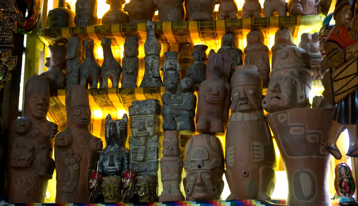 Sejumlah barang yang dijajakan di Pasar Penyihir, kota tua La Paz, Bolivia, 10 Juli 2018. Pasar yang bernama Mercado de las Brujas ini menjual barang-barang aneh dan segala sesuatu yang berhubungan dengan sihir. (AP/Juan Karita)