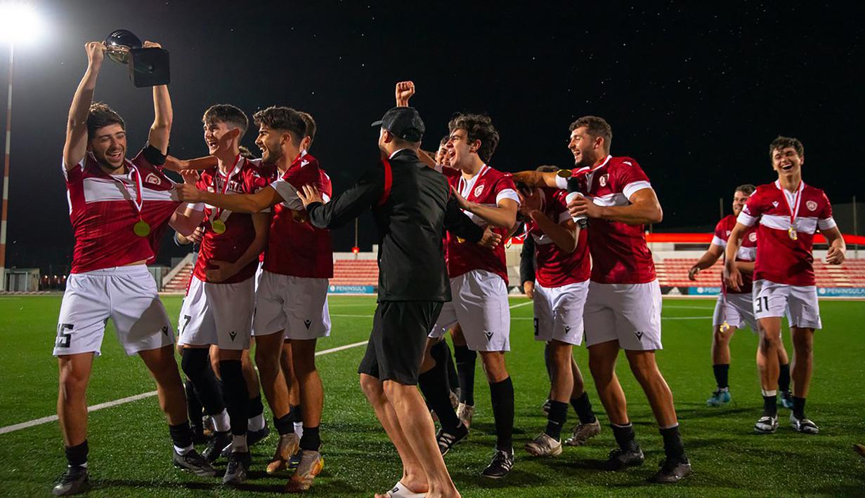 Manchester United Gibraltar didirikan pada 1962 oleh sekelompok suporter MU di Gibraltar dengan nama, logo dan jersey yang persis identik dengan Red Devils. Saat Gibraltar diterima menjadi anggota UEFA pada 2013, Manchester United Gibraltar merubah namanya menjadi Manchester 62. (twitter@Man62FC)