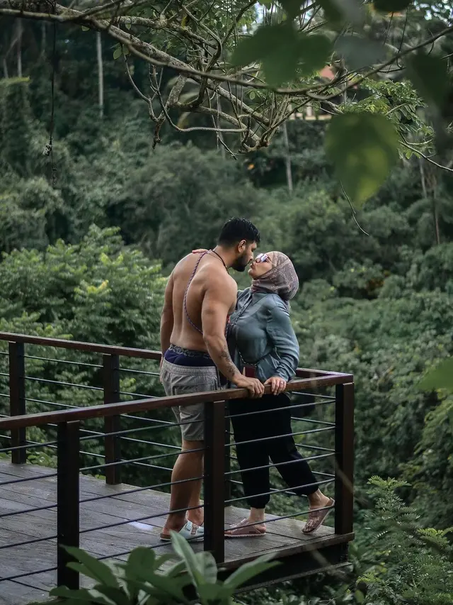 Momen Liburan Ammar Zoni dan Irish Bella di Bali. (Sumber: Instagram/_irishbella_ dan Instagram/ammarzoni)