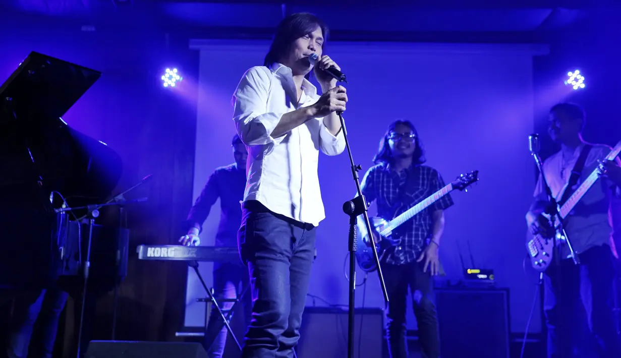 Sebagai seorang musisi, ia membantu kepedulian terhadap bahaya narkoba lewat lagu. "Sebagai musisi saya punya kekuatan untuk mempengaruhi generasi muda jauhi narkoba," ujar Once Mekel. (Adrian Putra/Bintang.com)