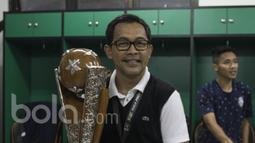 Pelatih Arema FC, Aji Santoso, merayakan gelar perdananya sebagai pelatih Singo Edan dengan meraih trofi Piala Presiden 2017. (Bola.com/Vitalis Yogi Trisna)