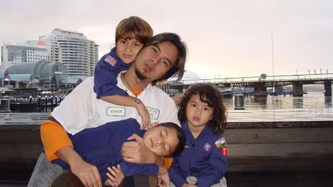 Ahmad Dhani bersma Al, El, dan Dul