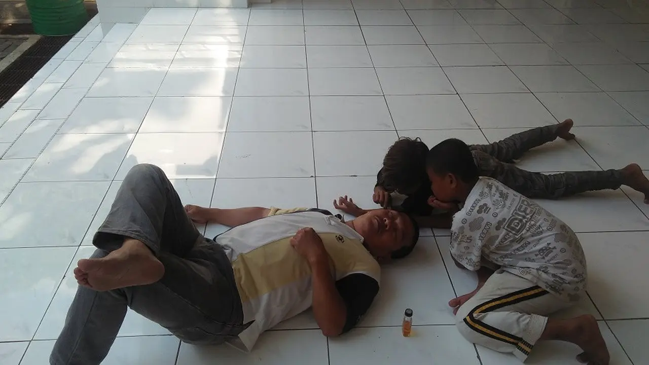 Bocah pemijat musiman selama Ramadan di Makassar (Liputan6.com/ Eka Hakim)