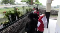 Unik dan baru pertama kalinya di Indonesia, sebuah masjid di Sukabumi, Jawa Barat ini berpagarkan akuariaum di halaman masjidnya. 