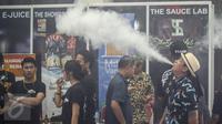 Suasana di Vape Fair 2016 di Ecovention Hall Ancol, Jakarta, Minggu (27/11). Brand vape nasional dan internasional menawarkan produk terbaiknya di pameran ini. (Liputan6.com/Faizal Fanani)