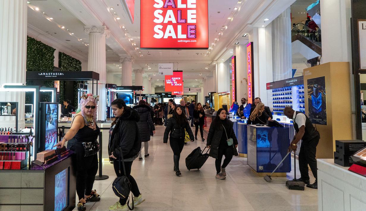 Pembeli mencari barang diskon selama Boxing Day di department store Selfridges, London, Kamis (26/12/2019). Boxing Day merupakan tradisi hari belanja terbesar tahunan yang diperingati setiap 26 Desember atau sehari setelah Natal dan menjadi hari libur nasional di Inggris. (Niklas HALLE'N/AFP)