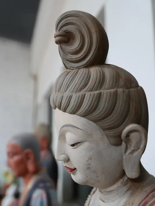 Sejumlah patung karya Du Yongwei dipamerkan di studio miliknya di Dunhuang, Provinsi Gansu, China, Minggu (5/4/2020). Du Yongwei telah membuka kelas pelatihan bagi kaum muda yang ingin mempelajari seni mewarnai patung . (Xinhua/Du Zheyu)