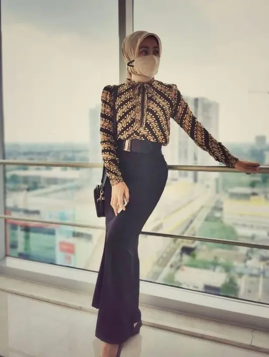 Ciptakan style kerja yang menawan dengan menggabungkan kemeja batik parang berikut rok span, belt besar, sling bag, dan flat shoes. (Instagram/atalia.pr).