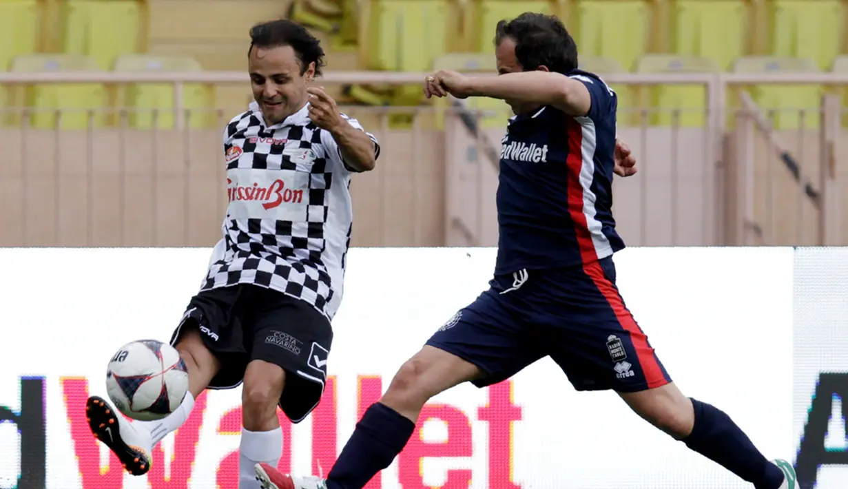 Aksi pebalap Williams, Felipe Massa (kiri), dalam laga amal di Stade Louis II Monako, Selasa (24/5/2016). (AFP/Jean Christophe Magnenet)