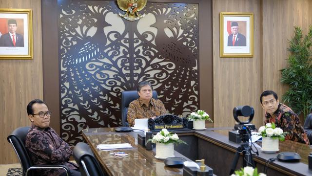 Menteri Koordinator Bidang Perekonomian Airlangga Hartarto saat menyampaikan arahannya secara daring dalam Rapat Kerja Kementerian Perdagangan, Rabu (1/3/2023). (Dok Kemenko Perekonomian)
