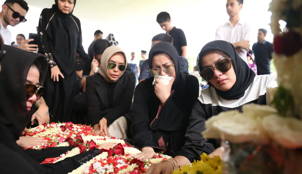 Pemakaman Ayah Olla Ramlan