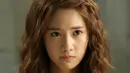 Yoona tampil imut dengan rambut keritingnya di drama Love Rain. (Foto: kdramalove.com)